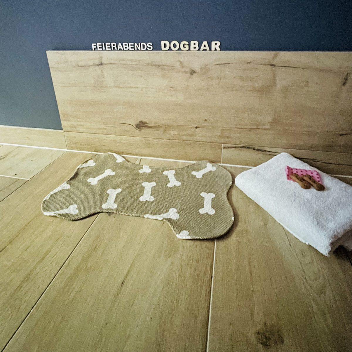 Feierabends Dogbar mit Napfunterlage und Handtuch
