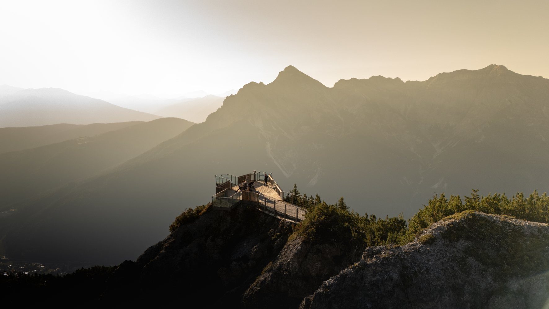 Aussichtsplattform über dem Stubaital im Abendlicht